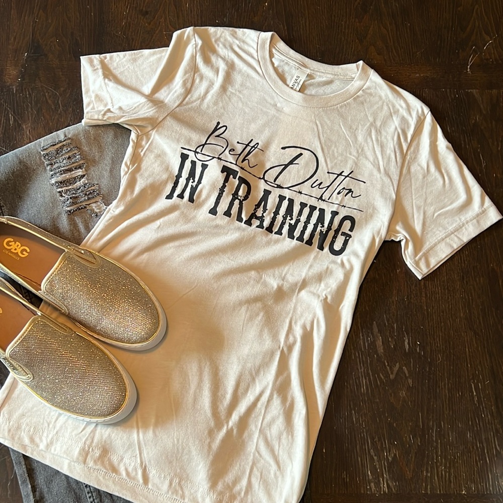 Beth Dutton in Training Bella+ Canvas t-shirt